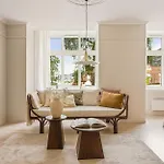 Moderne Med Sjoglott Og Balkong Apartment