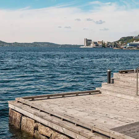 شقة Moderne Med Sjoglott Og Balkong