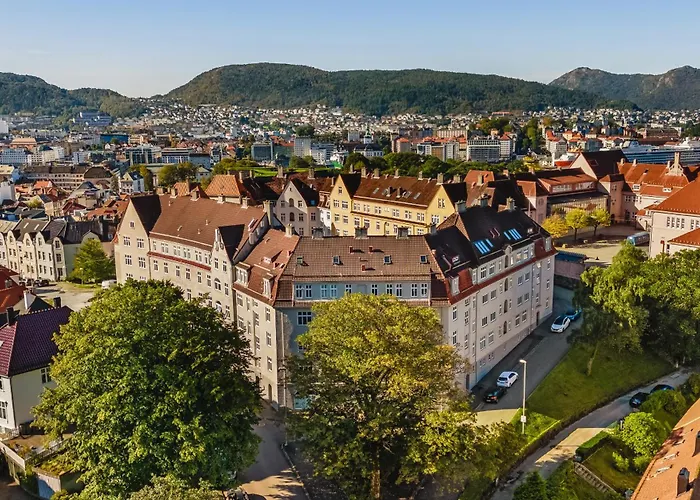 Moderne Med Sjoglott Og Balkong *