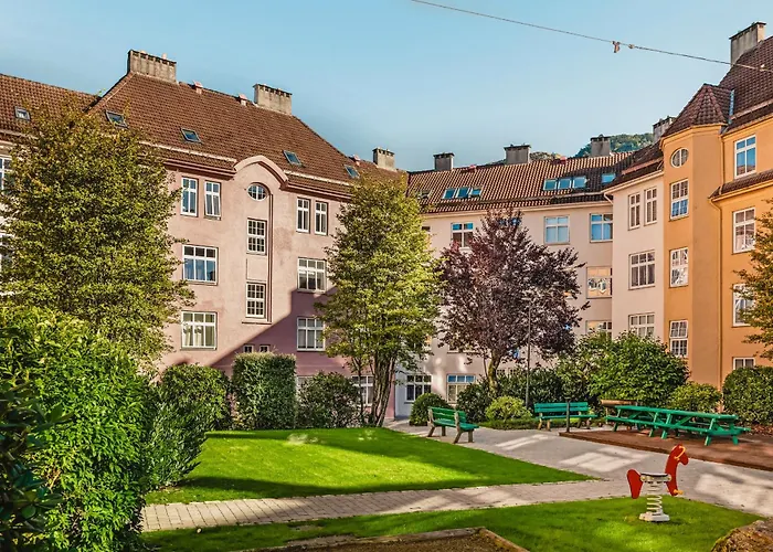 Moderne Med Sjoglott Og Balkong برغن